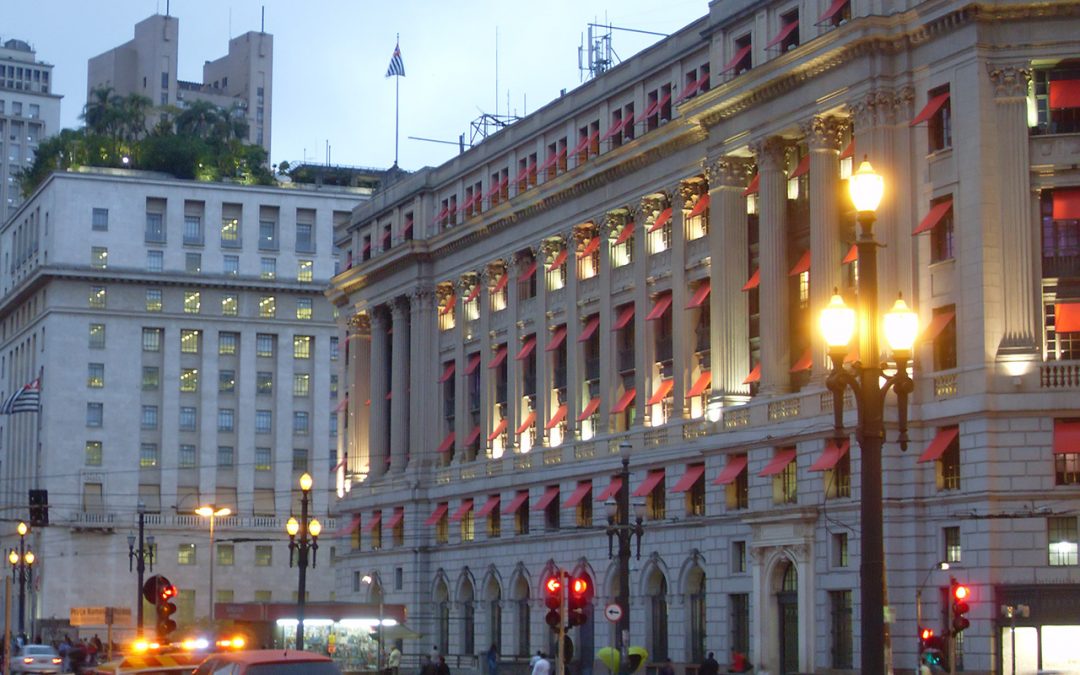 Lojas de rua reabrem amanhã em SP; shoppings na quinta