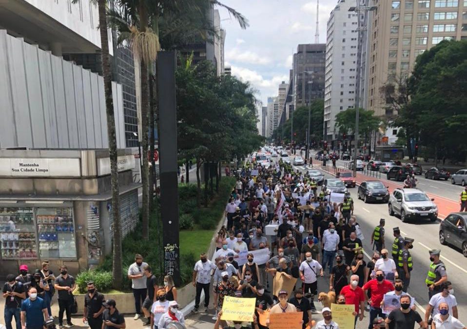 Empresários e trabalhadores de bares e restaurantes protestam em São Paulo