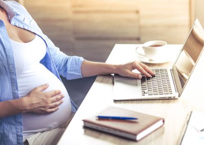 Lei determina afastamento de grávidas do trabalho presencial