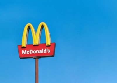 4.000 novas vagas: Crescimento do McDonald’s, gera impacto e formação para jovens, diz CEO