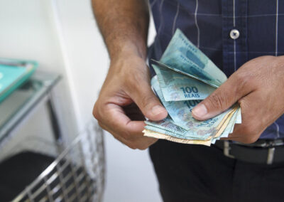 Governo decide que salário mínimo subirá para R$ 1.320 em maio